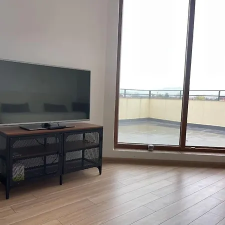 With Terrace & Mountain View In Tractorul Appartement
